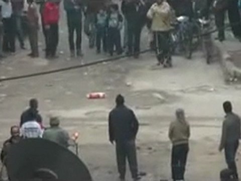 فري برس حمص البياضة قوات الاحتلال تمنع المارة من عبورالشوارع بإطلاق النار 18 12 2011 ج2