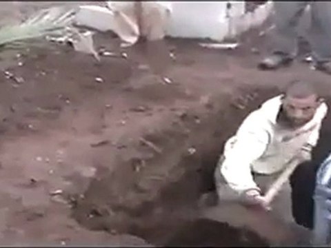 فري برس حمص الحولة هكذا يتم حفر القبر للشهيد 18 12 2011