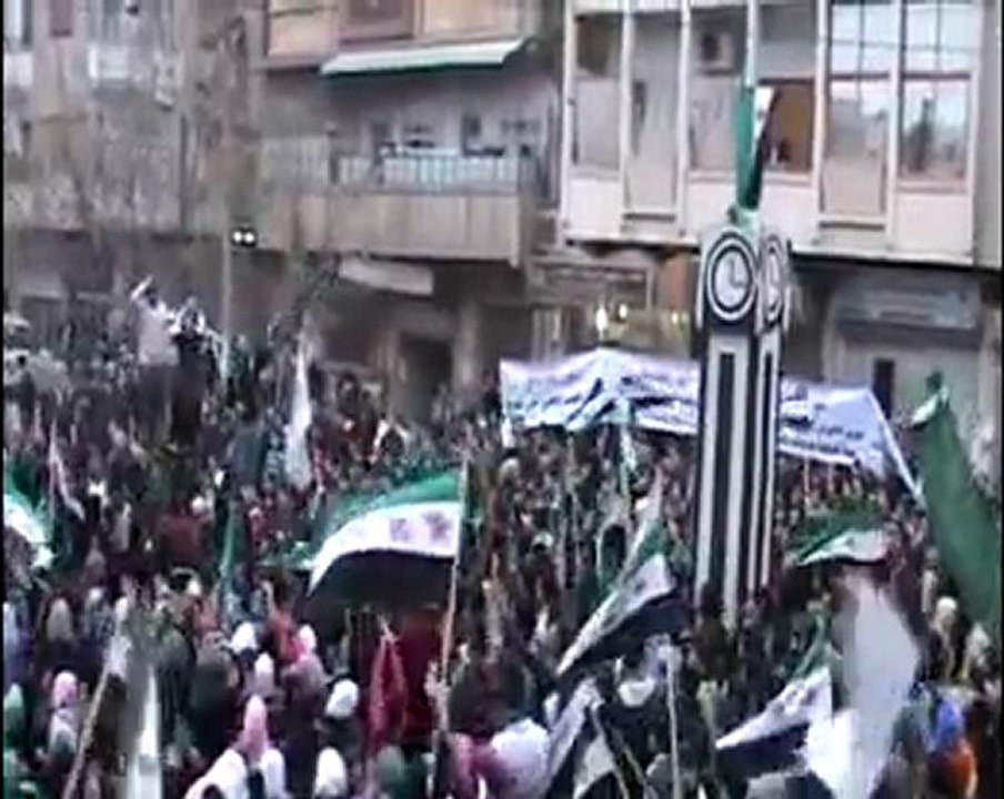 فري برس   حمص حي الخالدية رااااائعة بقيادة الفنانة فدوى سليمان 18 12 2011