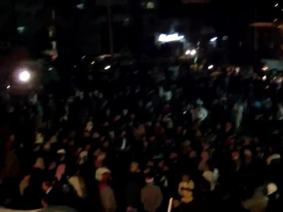 فري برس   مظاهرة بعد منتصف الليل في مدينة ادلب نصرة للجبل 19 12 2011