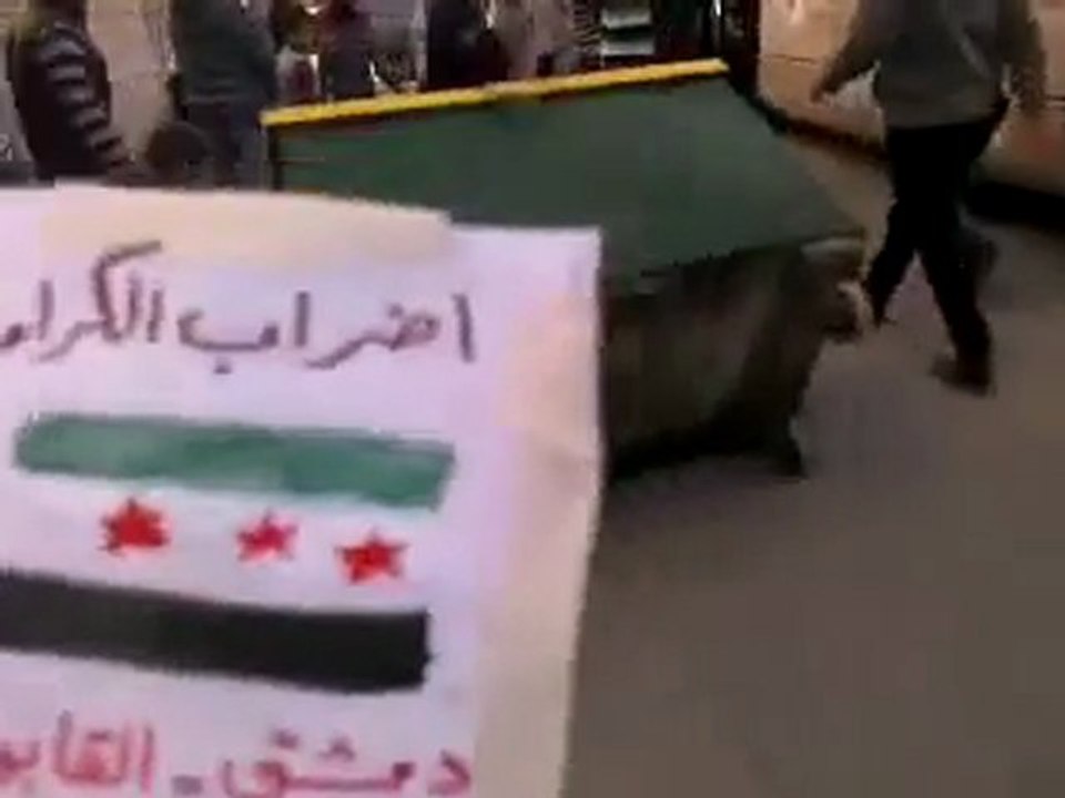 فري برس   دمشق حي القابون  الاثنين وإغلاق للطرق 19 12 2011