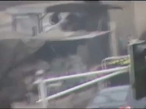 فري برس حماة الدبابات عند دوار الفيلات مغطاة و خلف سواتر 20 12 2011