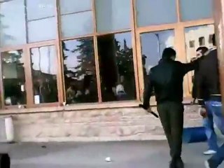 فري برس   خطير جدا   هجوم الأمن بالقنابل على طلاب جامعة حلب 20 12 2011