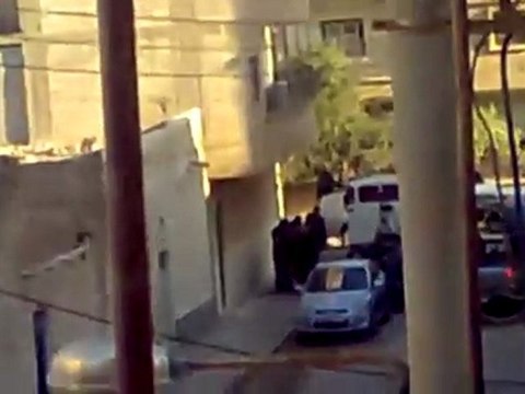 فري برس ديرالزور فيديو مسرب للشبيحة والامن بنتشارهم الكثيف و خروجهم من البيوت التي داهموها ويضهر البك اب الازرق الذي اعدم عناصره الشهيد مح