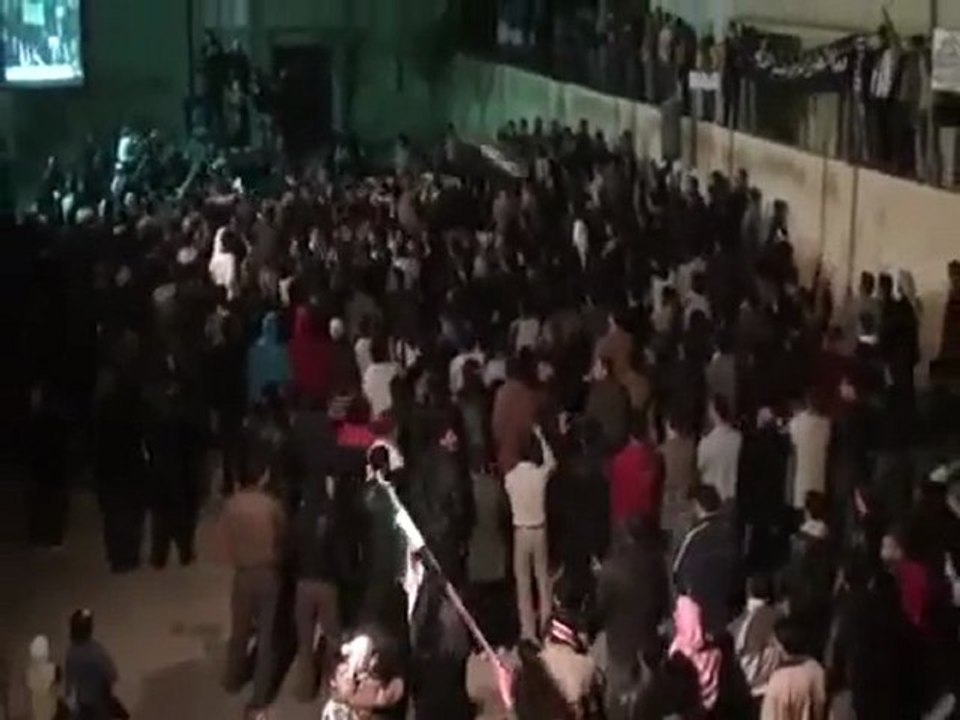 فري برس   حمص   ديربعلبة    مظاهرة مسائية رووعة هتاف بلهجة عشائرية 21 12 2011
