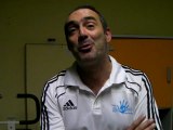 L'entraîneur Mario Cuscusa réagit après la victoire des handballeuses péageoises sur le Pouzin