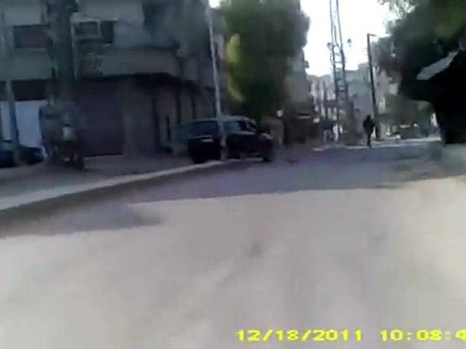 فري برس    بداية هجوم ومطاردة الشبيحه للأبطال الذين كانو يغلقون الشوارع معضمية الشام 22 12 2011