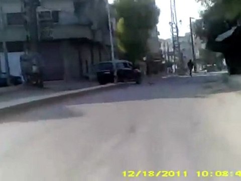 فري برس بداية هجوم ومطاردة الشبيحه للأبطال الذين كانو يغلقون الشوارع معضمية الشام 22 12 2011