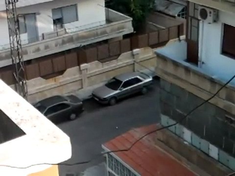 فري برس حمص الغوطة مهاجمة الأمن للمظاهرة وإطلاق رصاص حي 22 12 12 2011 ج1