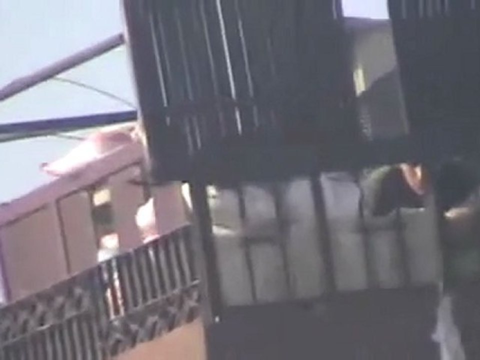 فري برس   بعد توقيع البروتوكول القناصة و الحواجز لا زالت في مكانها حمص القرابيض 23 12 2011