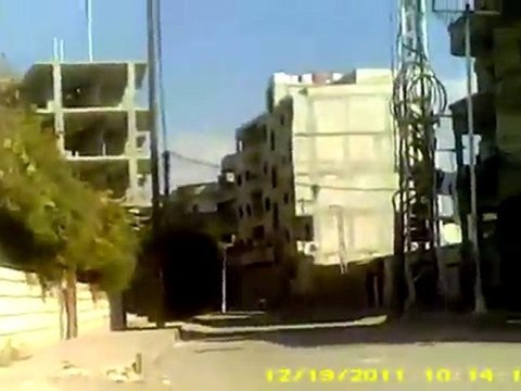 فري برس الميليشيات تنتشر في شارع الروضه معضمية الشام وتتصيد البشر والحمام في السماء جمعة بروتوكول الموت 23 12 2011