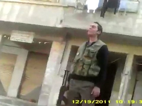 فري برس قمة الجرآآآه حرة تتحدى شبيح وتقول له يسقط بشار بوجهه جمعة بروتوكول الموت معضمية الشام