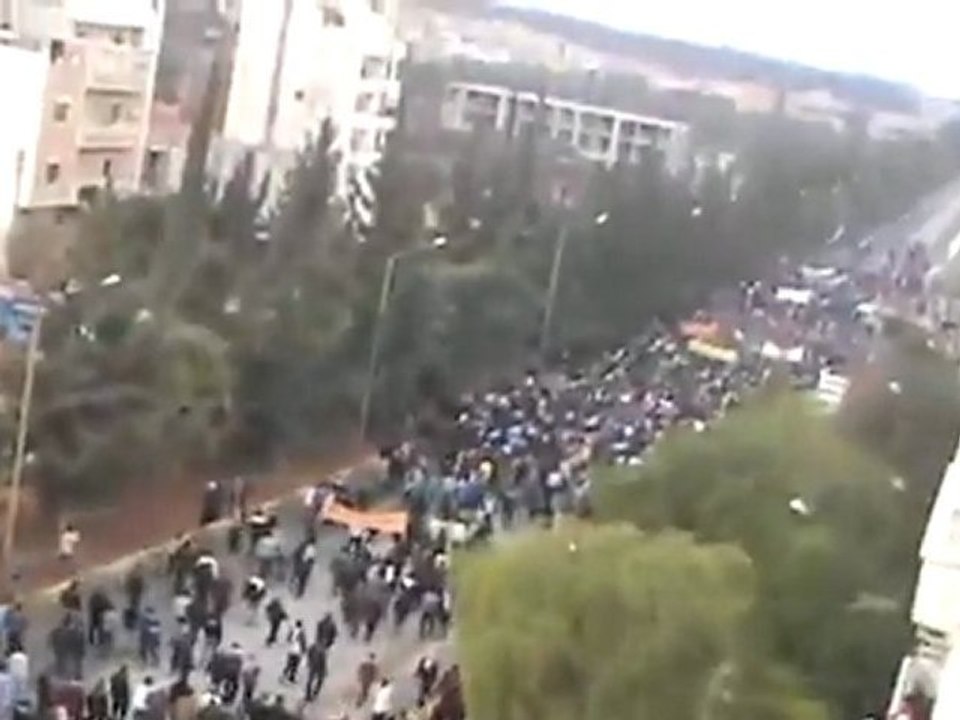 فري برس   مدينة ادلب منظر مهيب لتشييع الشهيد عمار شحود 23 12 2011