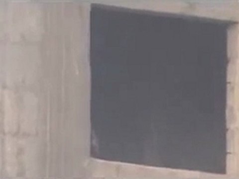 فري برس حماة تواجد لقناص من الشبيحة في مبنى قيد الانشاء في شارع العلمين 23 12 2011 ج1