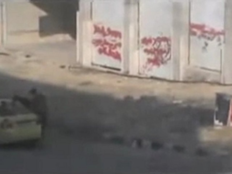 فري برس   حماة تواجد لقناص من الشبيحة في مبنى قيد الانشاء في شارع العلمين 23 12 2011 ج3