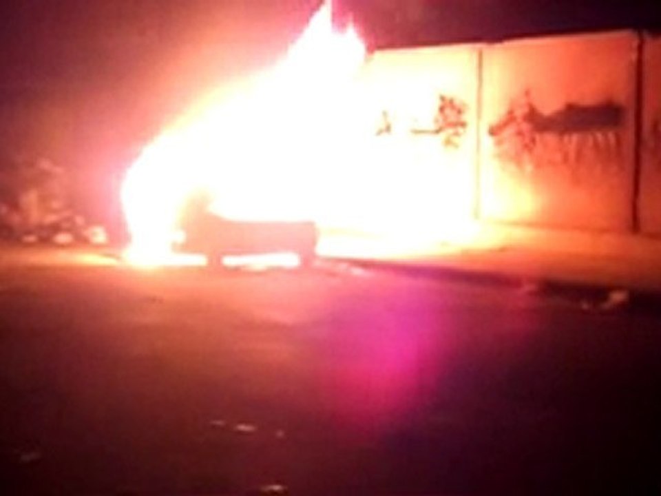 فري برس   حمص الخالدية احتراق سيارة جراء قصف الحي 23 12 2011