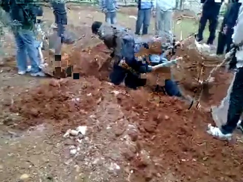 فري برس   حمص باباعمرو حفر قبور الشهداء في الحدائق 24 12 2011