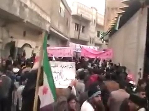 فري برس حمص تلبيسة اطلاق ناركثيف لتفريق المظاهرة والمتظاهرين يزيدون اصرارا 24 12 2011