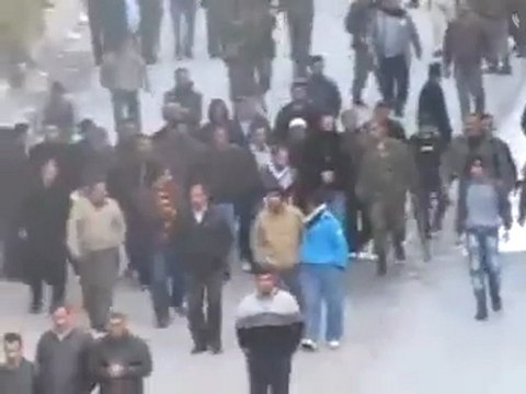 فري برس هام معضمية الشام هجوم الأمن وعصابات الأسد على المشعين ومنعهم من تشيع الشهيد الذي قتل ع يد عصابات الأسد وهتافات المشيعين دم الشهيد م