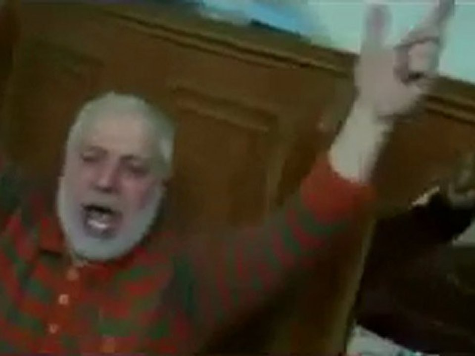 فري برس   حلب   أب الشهيد عمر حاوي وصور لجثمانه الطاهر 25 12 2011