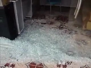 فري برس   درعا نوى تكسير المحلات من قبل مليشيا الأسد 24 12 2011