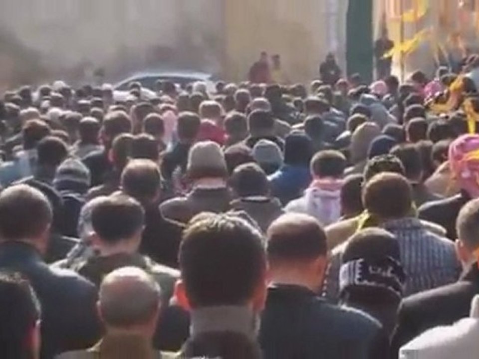 فري برس   حلب   تشييع الشهيد عمر صلاة الجنازة 26 12 2011