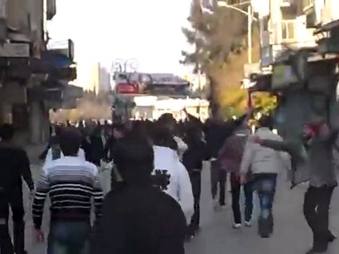 فري برس حماة المتظاهرين السلمين في شارع المرابط 27 12 2011