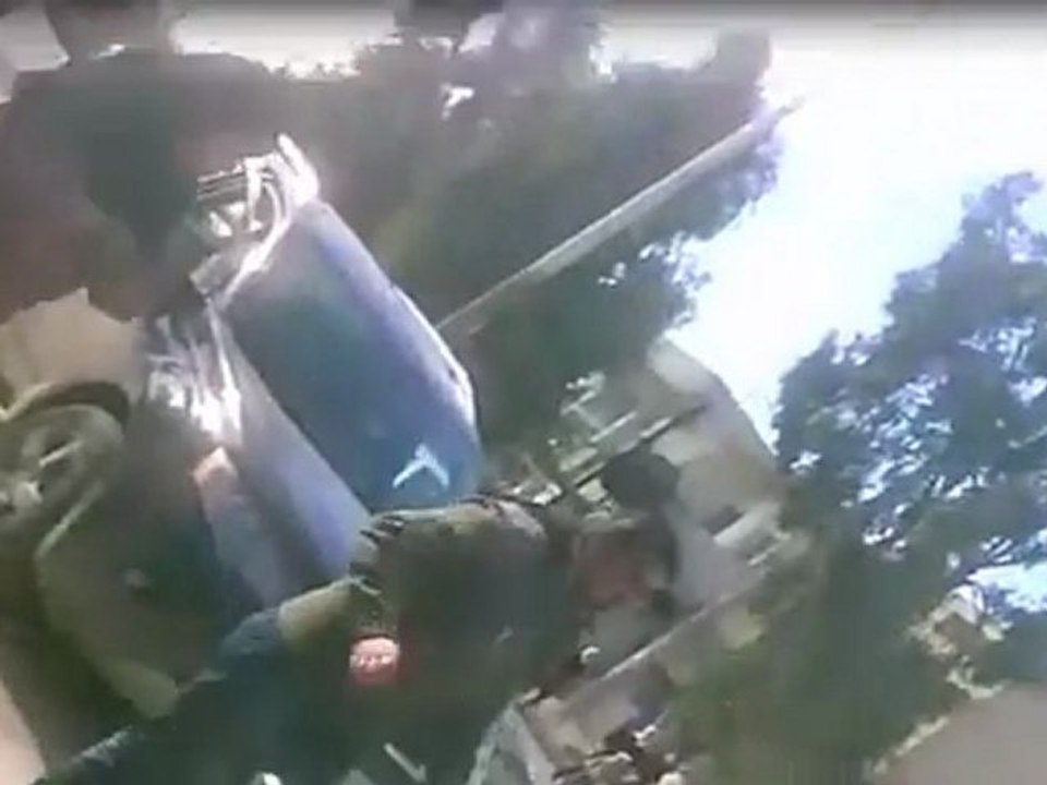 فري برس   تهجم الشبيحة على أحد المواطنين ومنعه من المرور دون أي سبب معضمية الشام 28 12 2011