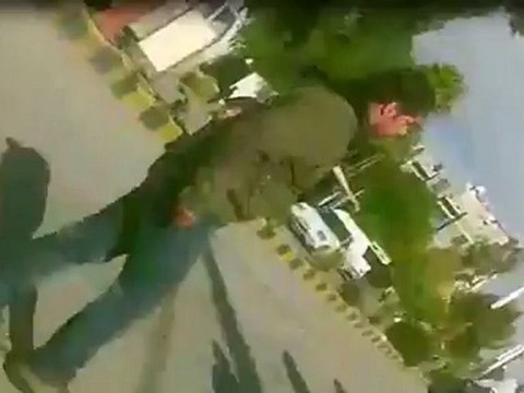 فري برس فقط في سوريا المشبيحة ترافق طلاب المدارس في الشوارع وليس لحمايتهم ولكن لنكيل بهم معضمية الشام 28 12 2011