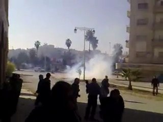 حماه - ساحة العاصي الامن يتصدى للمتظاهرين لمنعهم...