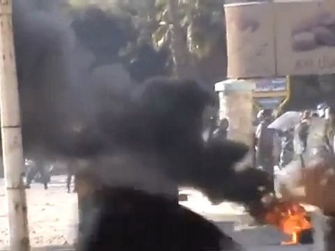 فري برس ‏ حماة مواجهات عنيفة مع الامن وسحب الدخان تملا البارود 28 12 2011