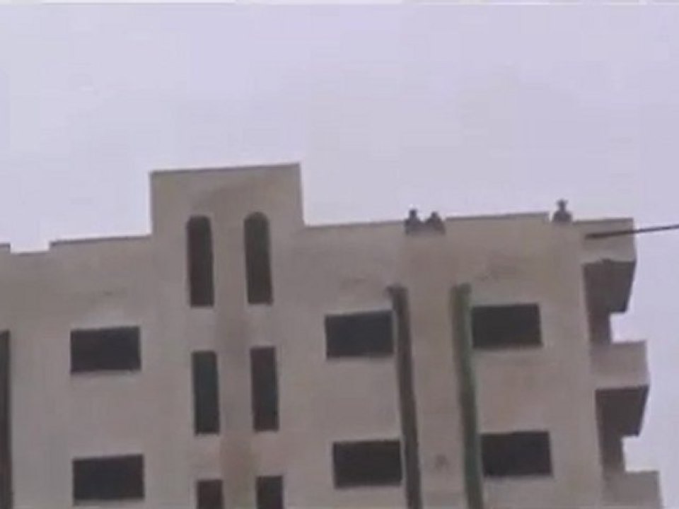 فري برس   حماة   الشرقية   قناصة فوق الاببنية العالية 29 12 2011