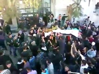 فري برس   حوران الحارّة خروج أعداد غفيرة جدا في تشييع مهيب للشهيد محمد بقدلية 29 12 2011 ج1