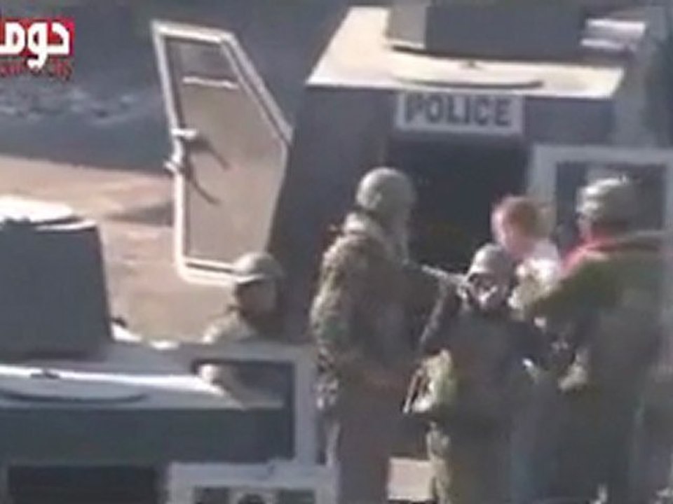 فري برس   ريف دمشق دوما  عصابات الأمن تعتقل كبار السن 29 12 2011