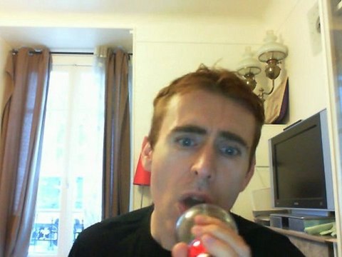 Wiwi égratigne jouer dehors de Mademoiselle K