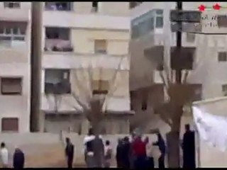 فري برس   حماه القصور   اقتحام الأمن والمدرعة مظاهرة القصور 30 12 2011