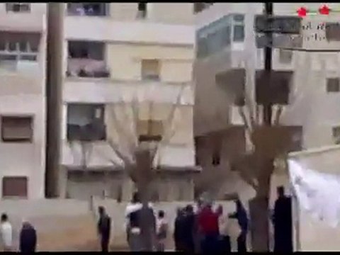 فري برس حماه القصور اقتحام الأمن والمدرعة مظاهرة القصور 30 12 2011