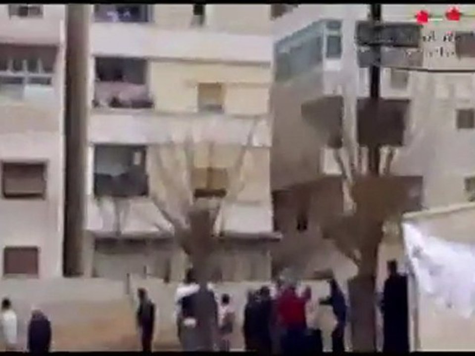 فري برس   حماه القصور   اقتحام الأمن والمدرعة مظاهرة القصور 30 12 2011