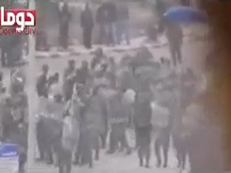 فري برس   ريف دمشق دوما  الأمن ينتشر في ساحة البلدية 30 12 2011