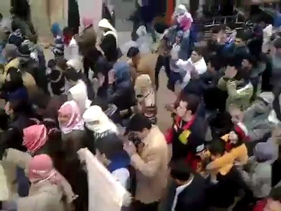 فري برس   مظاهرة حماه حي كازو جمعة زحف الى ساحات الحرية 30 12 2011 ج1