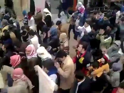 فري برس مظاهرة حماه حي كازو جمعة زحف الى ساحات الحرية 30 12 2011 ج1