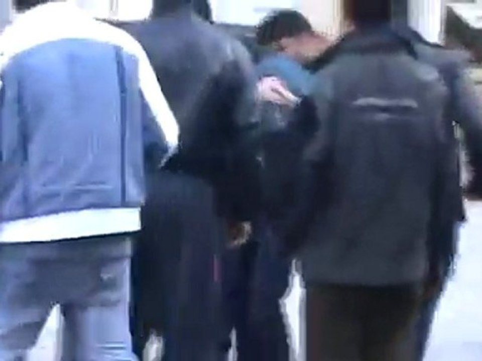 فري برس   اطلاق النار على المتظاهرين مدين ادلب جمعة الزحف الى ساحات الحرية 30 12 0211