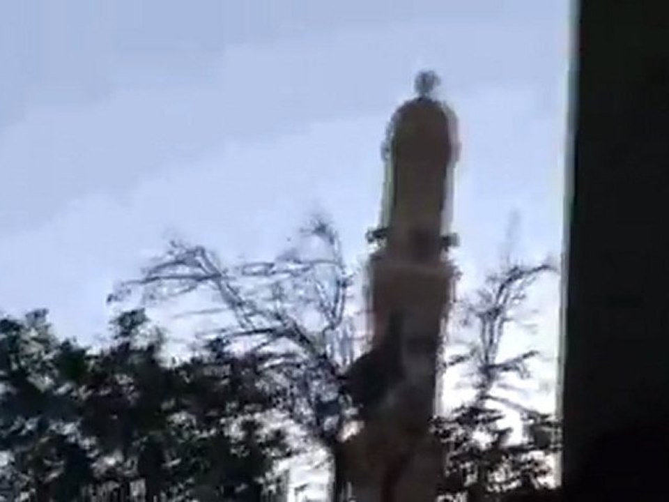 فري برس   اطلاق النار على المتظاهرين مدين ادلب جمعة الزحف الى ساحات الحرية 30 12 2011