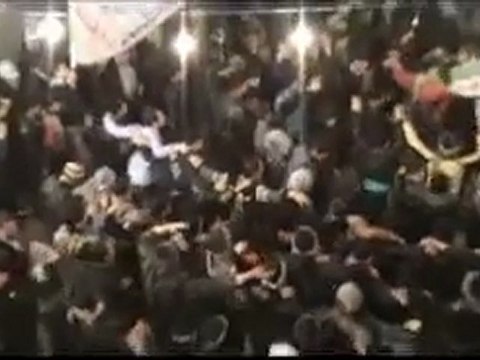 فري برس مقطع رائع جداُ من عزاء شهداء مدينة دوما الأبية 31 12 2011