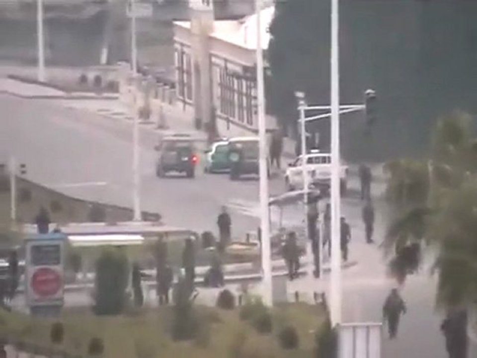 فري برس   حماة   التواجد الأمني عند دوار الأعلاف يوم جمعة الزحف 30 12 2011