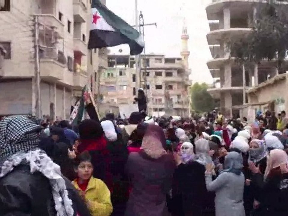 فري برس   معضمية الشام مظاهرة حاشدة والهتافات بإعدام بشار على مسمع من اللجنة 01 01 2012
