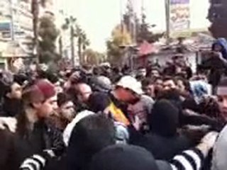 فري برس   داريا لجنة المراقبين برفقة متظاهري داريا 1 2 2012