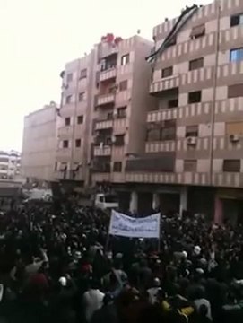 فري برس ريف دمشق داريا المتظاهرون في ساحة الحرية 2 1 2012 ج1