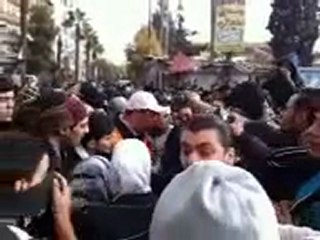 فري برس   ريف دمشق داريا لجنة المراقبين برفقة متظاهري داريا 1 2 2012 ج2