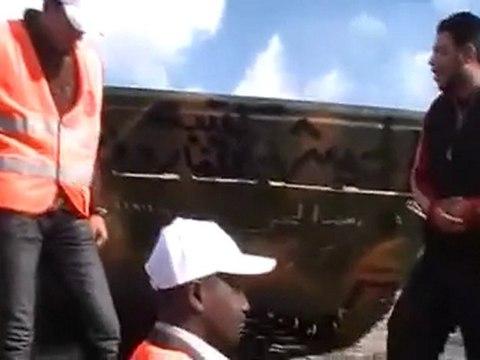 فري برس باباعمرو تسليم دبابة تابعة للجيش الحر أمام المراقبين